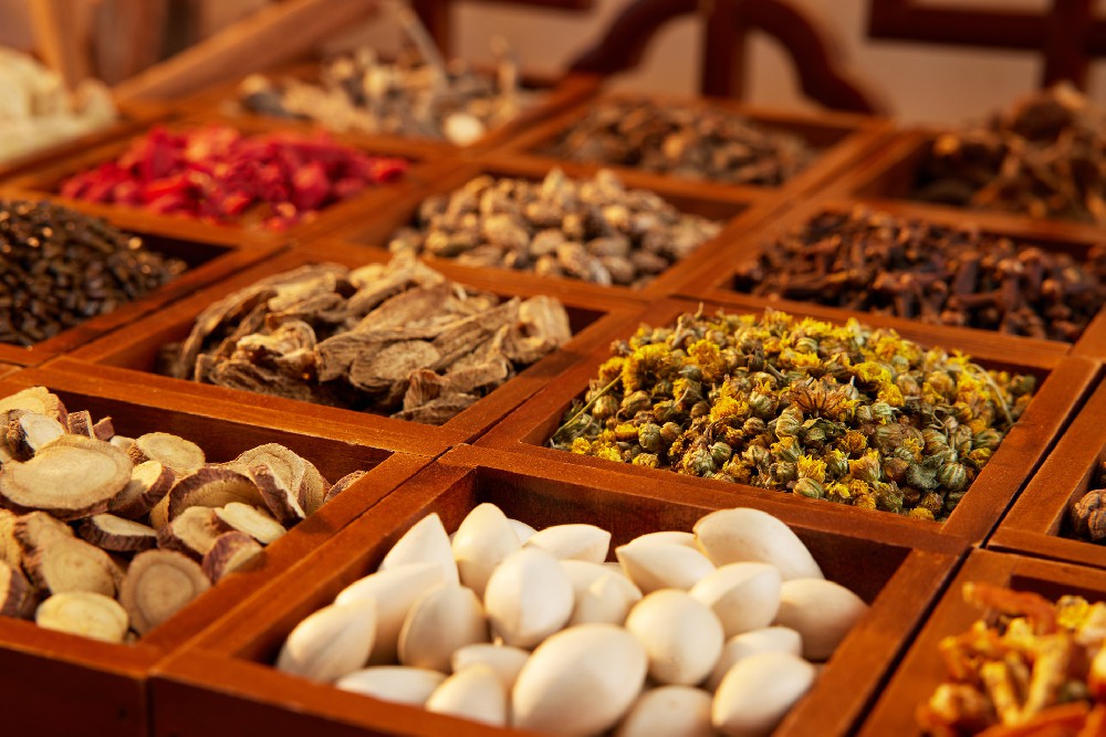 摄图网_507732107_banner_木质盒子摆放整齐的各类中草药（企业商用）.jpg